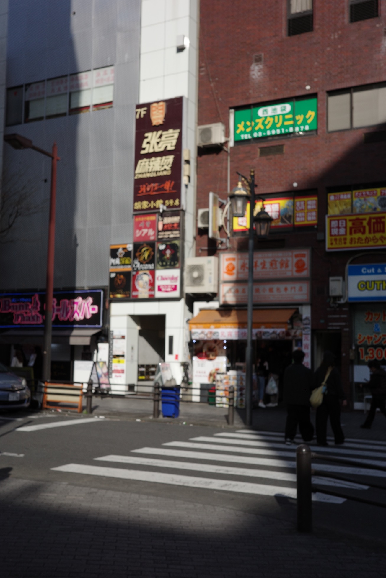 陽光與陰影交錯的東京街口